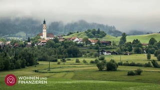 Idyllische Gemeinde in Berglandschaft